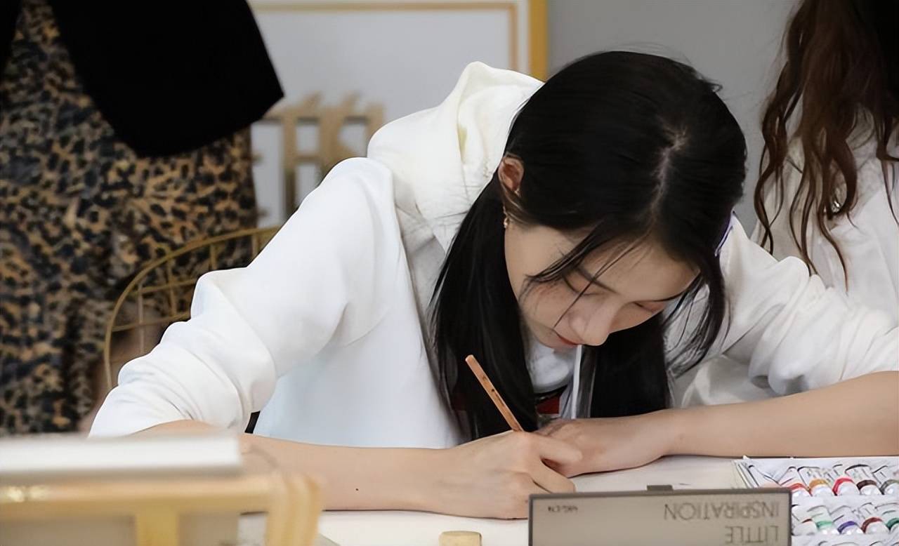 "关晓彤字体"入书法展了,不愧是北电第一名,听听内行人评价_试卷_水平