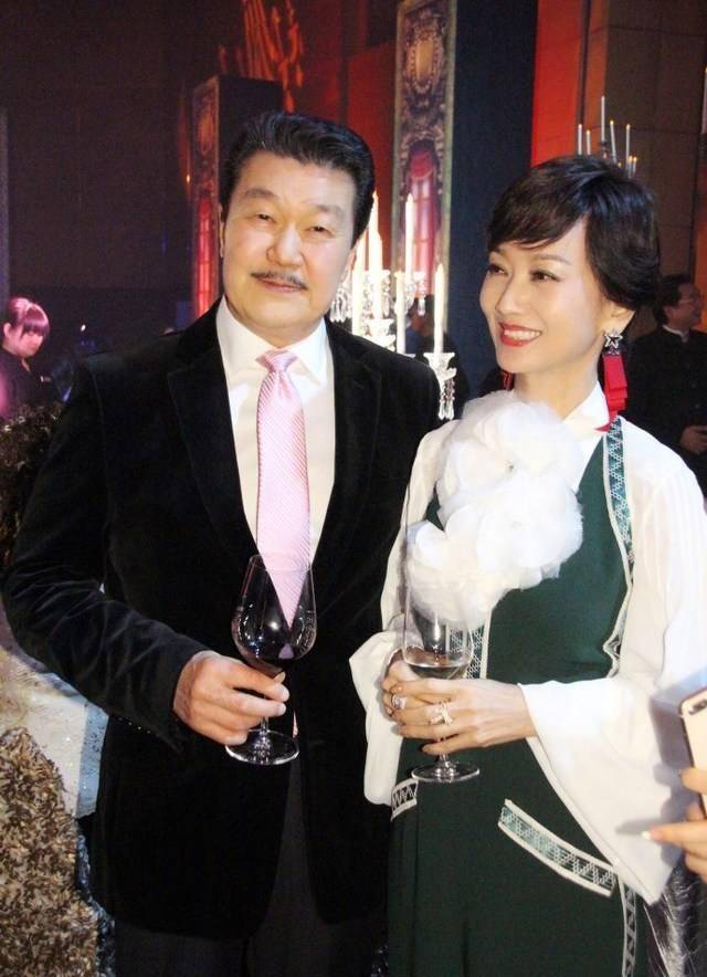 "冻龄女神"赵雅芝晒美照与老公同框亮相秀恩爱气质优雅美如画_白娘子