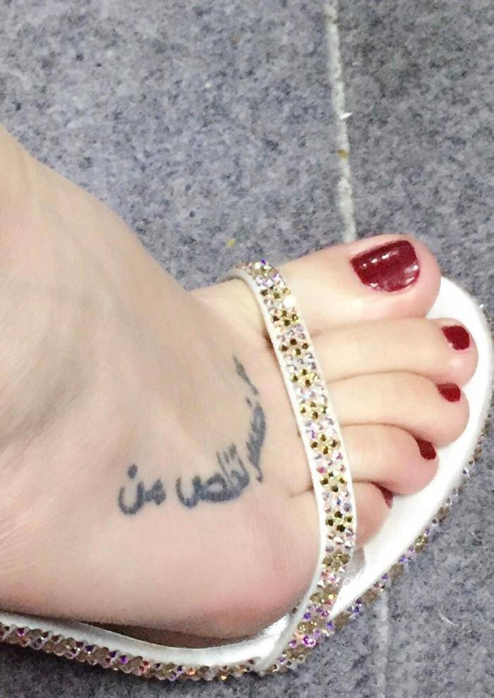 陈乔恩的脚上纹身不仅仅是一种身体艺术,更是她与粉丝之间建立连接的
