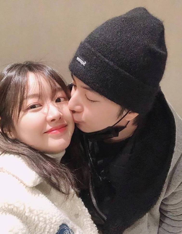 女爱豆承认秘密恋爱4年,是演艺圈非公开情侣,男方朴山多拉弟弟_mimi