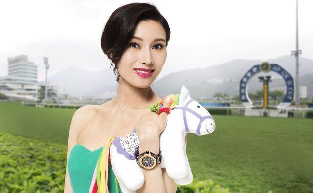 不久之后,李嘉欣便移情别恋,与新认识不久的"男模弟弟"陈平治谈起了