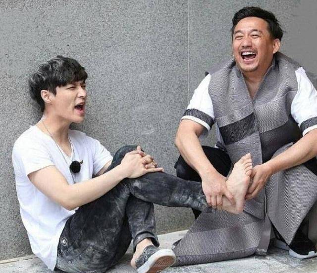 震慑其他成员,张艺兴被黄磊的智慧折服,向黄磊拜师