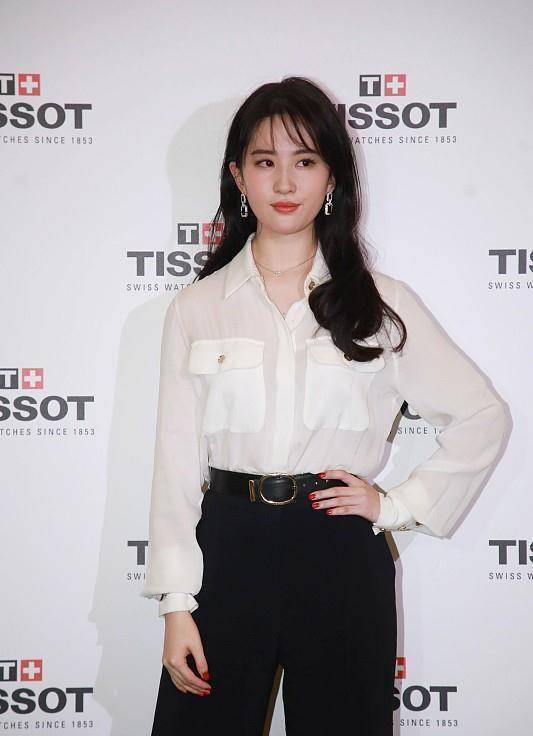 姐姐"刘亦菲现代装也很美,白色西装配皮裤,干练又大气_时尚_黑色_职场