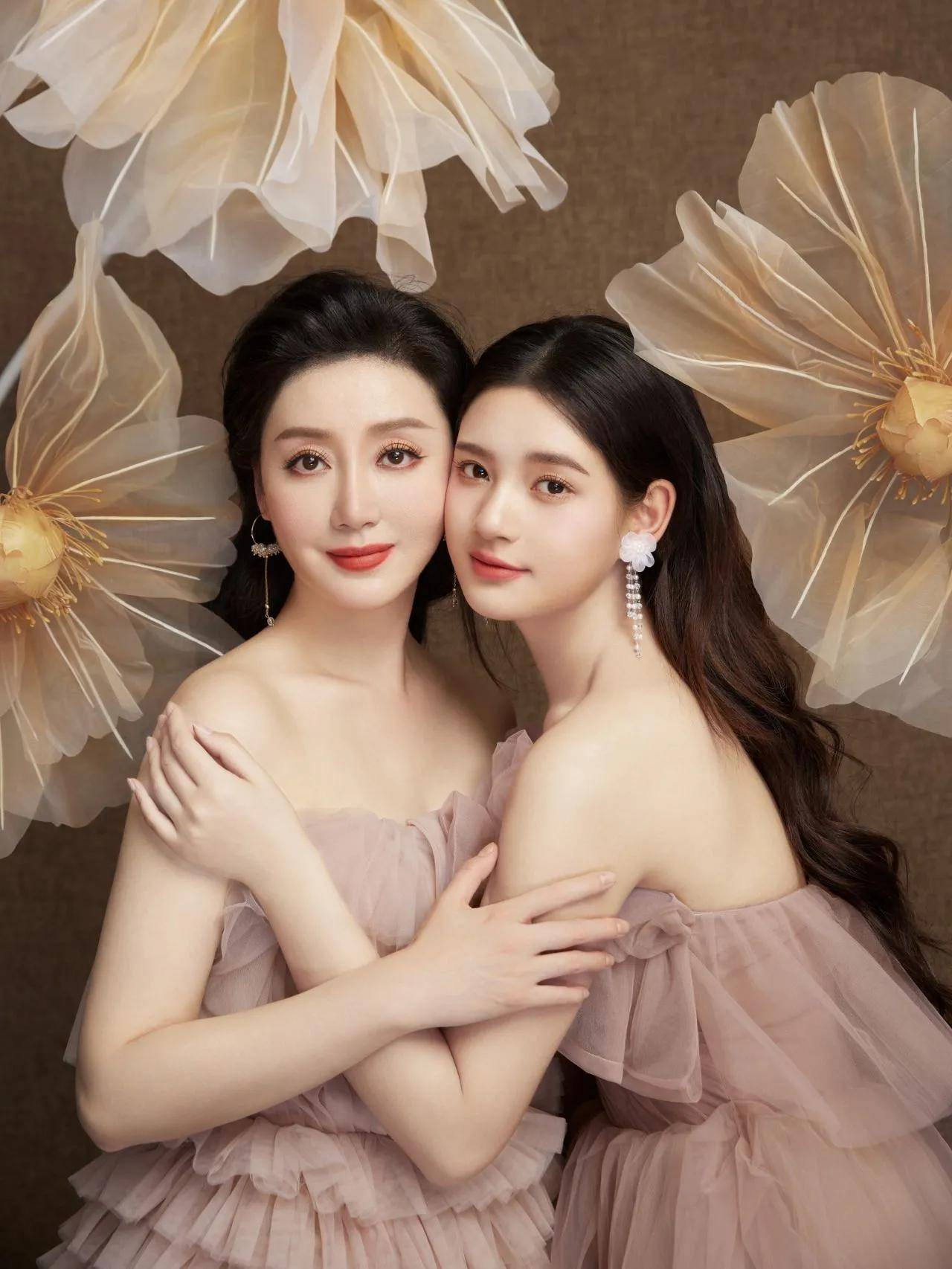 高颜值母女合影曝光,网友惊呼美得像仙女