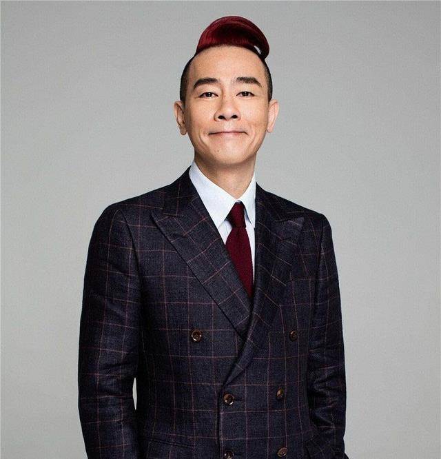 这让陈小春很感兴趣,因为他从小就非常喜欢跳舞,于是他就去参加了考试