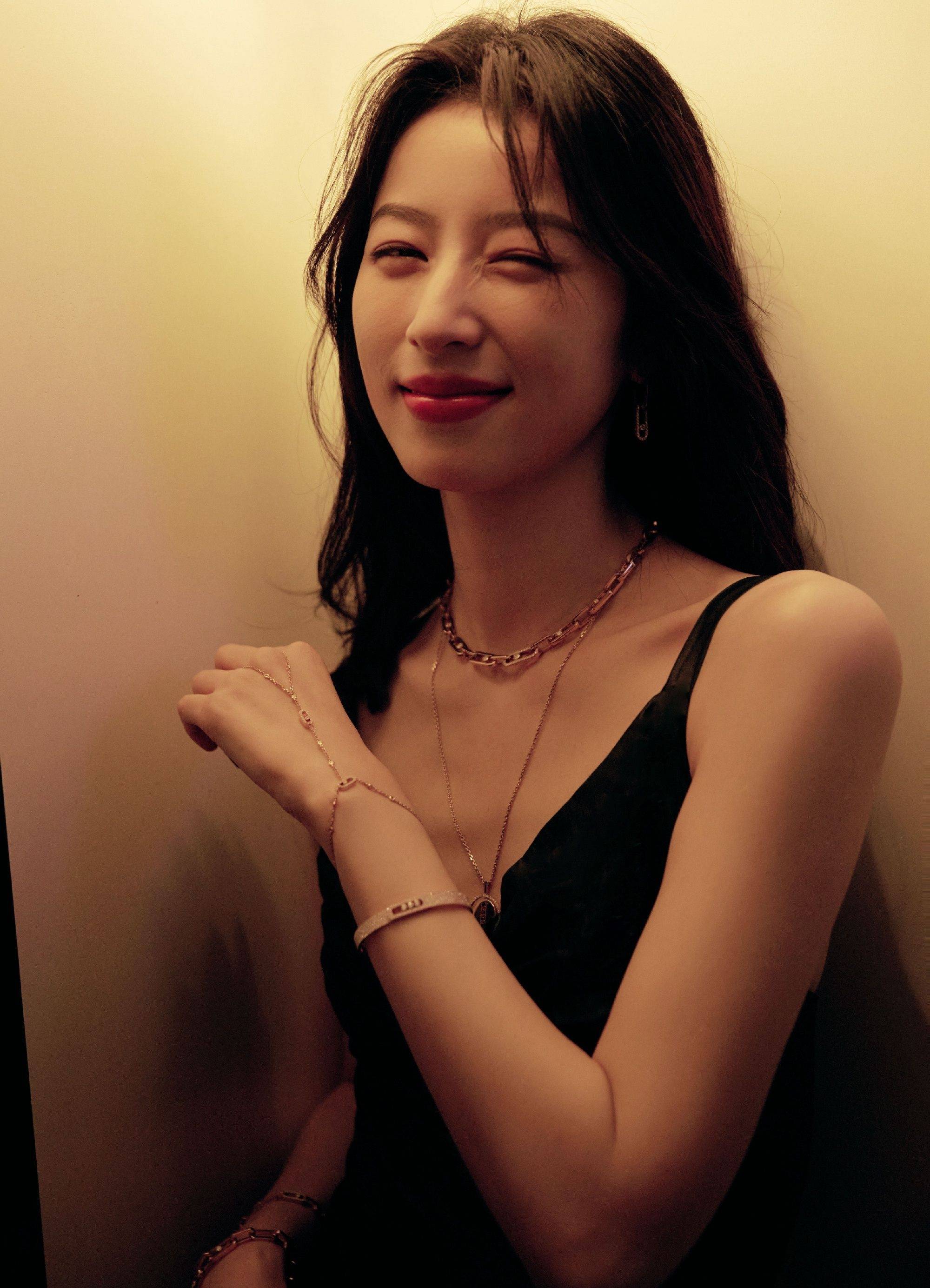 周雨彤黑色吊带装优雅恬静写真_网友_气质_女神