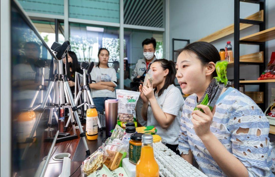 爆品源选明星带货cmo:网红和明星直播带货哪个更靠谱?_产品_品牌_观众