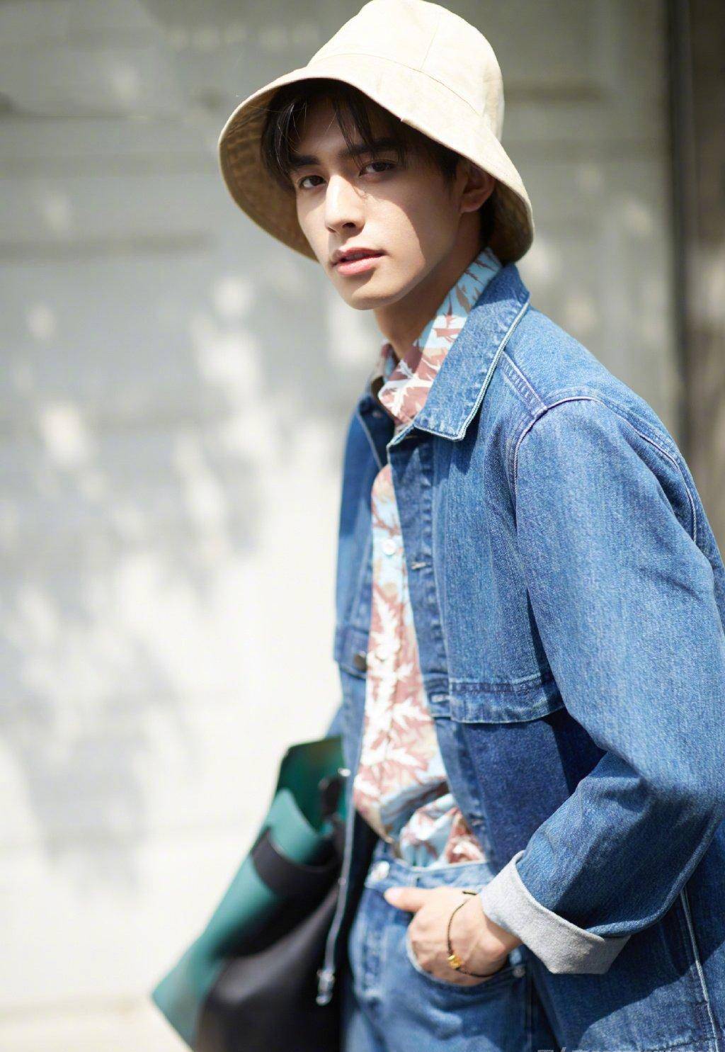 99年生的宋威龙,一个有少年感,不失稳重的大男孩,是少女收割机_裤子