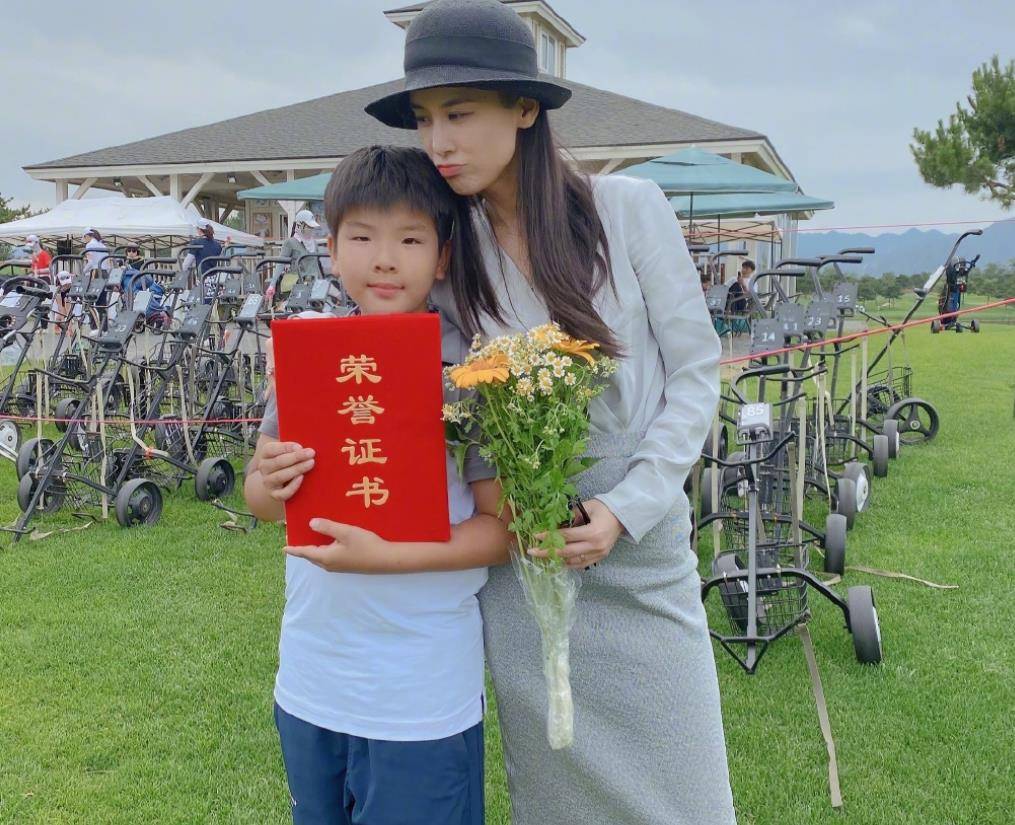 黄圣依当众透露想生三胎,说出性别后,杨子在一旁笑得合不拢嘴_儿子