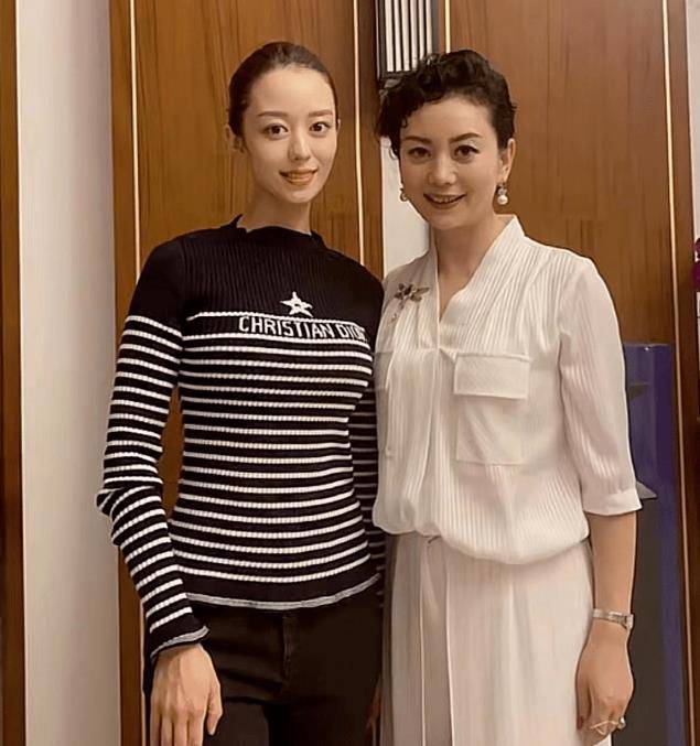 大哥老婆罕见同框周涛,梳老人发型打扮俗气,周涛依旧优雅美丽