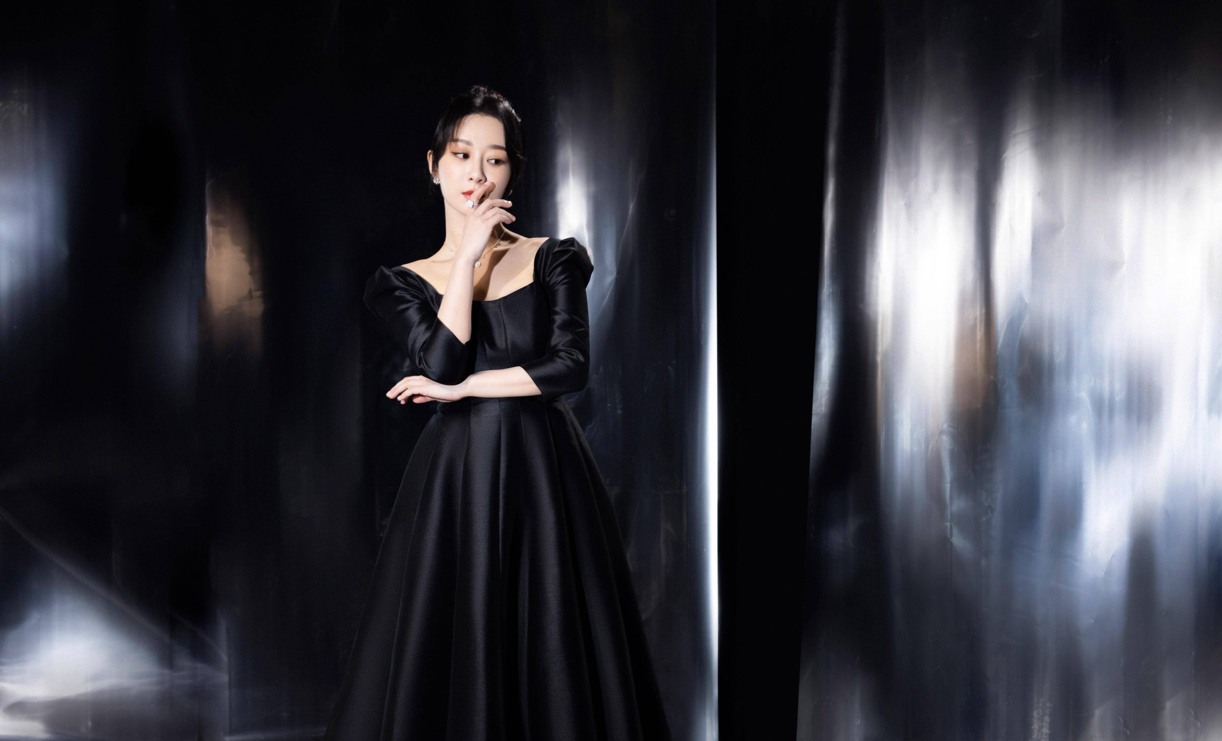杨紫微博之夜"黑客"造型惊艳,大家都穿着黑色连衣裙瞬间点亮舞台_时尚