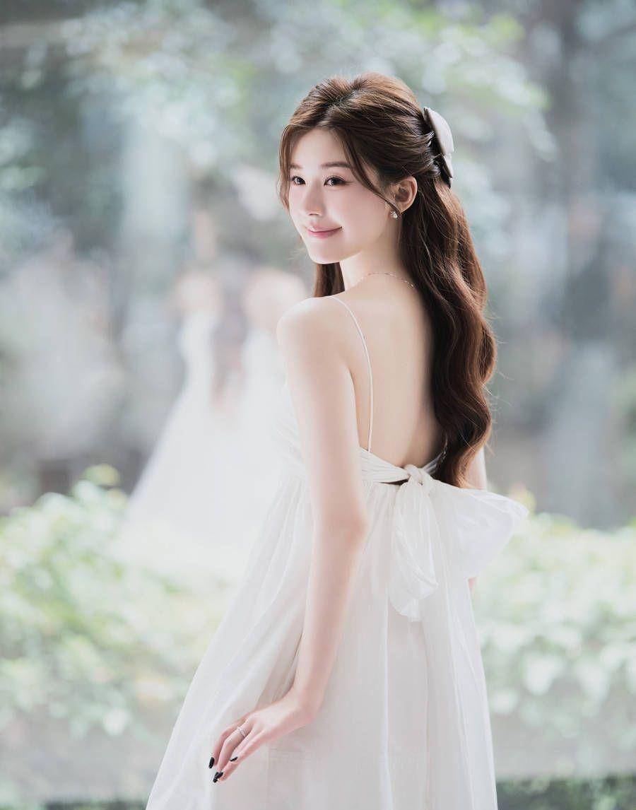 赵露思新造型一身白色吊带裙,清新自然,闪闪发光