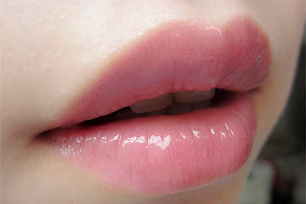 在唇部表面注入天然色素,从而实现唇色的提升和修饰