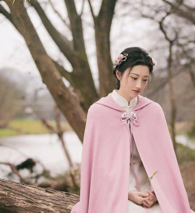 《司藤》能出圈,三分靠景色,七分靠景甜_秦放_旗袍_深山中