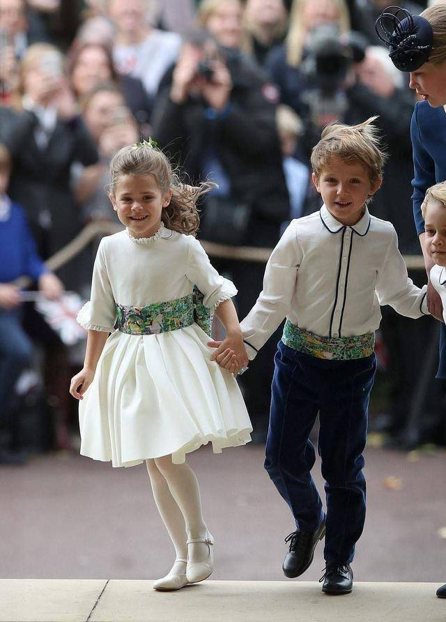 尤金妮公主大婚,梅根低调蓝衣水桶腰显眼,凯特大气红裙美得高调_选择