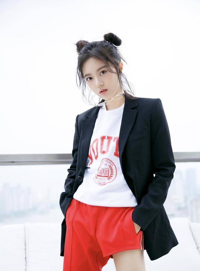 赵家有女初长成,赵今麦双丸子头可爱度爆表,不规则裤腿太吸睛_少女