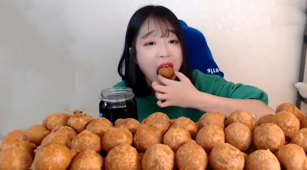 大胃王吃200个"章鱼丸",放镜头前露馅了,网友:我也能吃完!