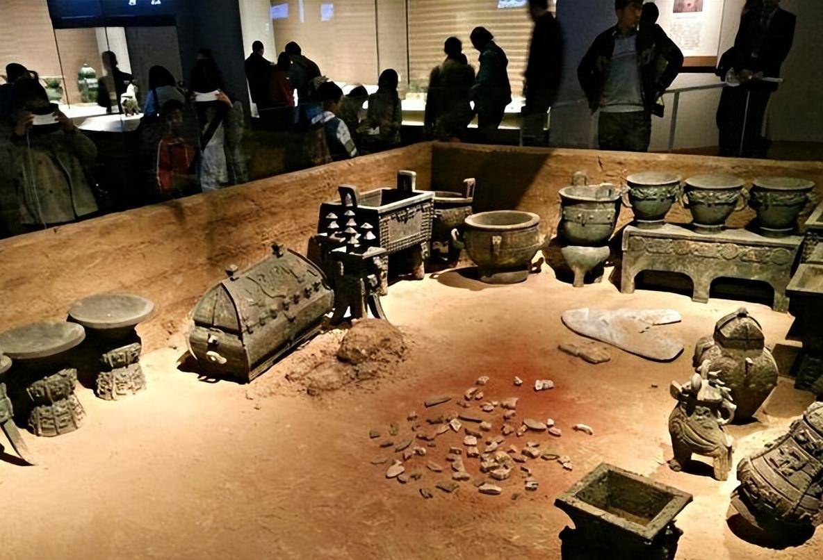 殷墟文物传奇:头骨碎裂惨死的士兵,独臂的将军和煮锅里的女战俘_战争_