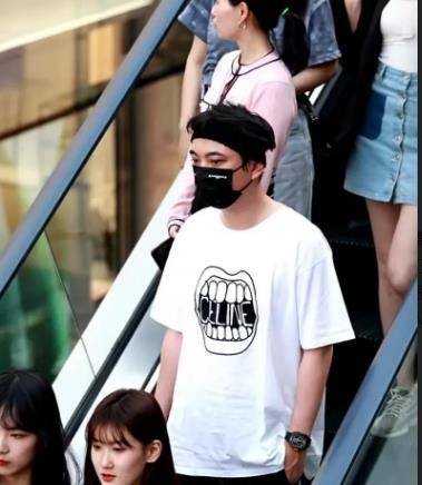 不婚主义王思聪带4位时尚美女逛街,休闲打扮现身成都太古里,帅_网友