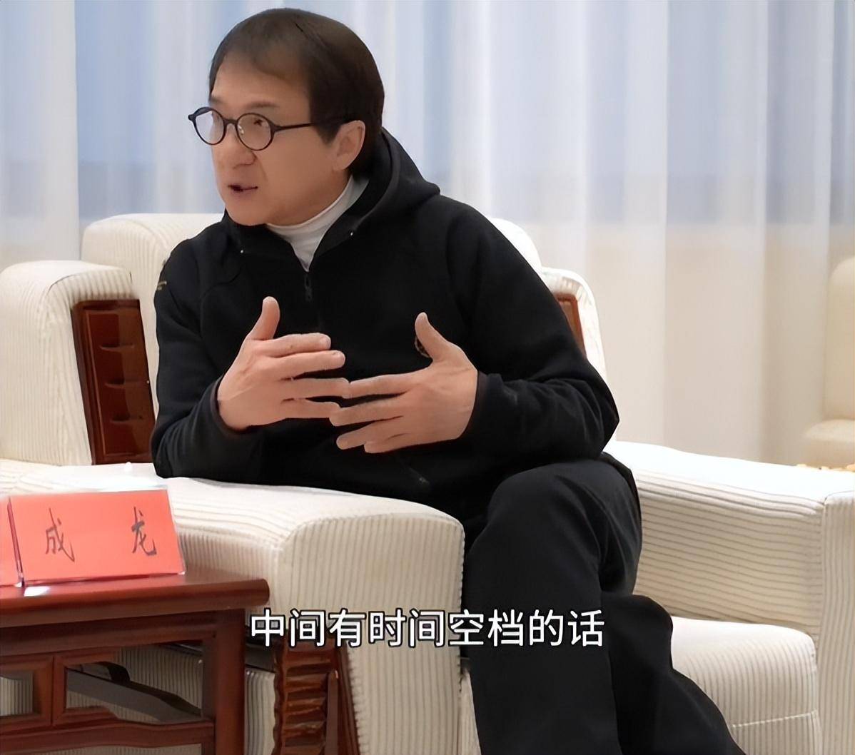 成龙会见贺娇龙,提出自己的想法后,引网友质疑!