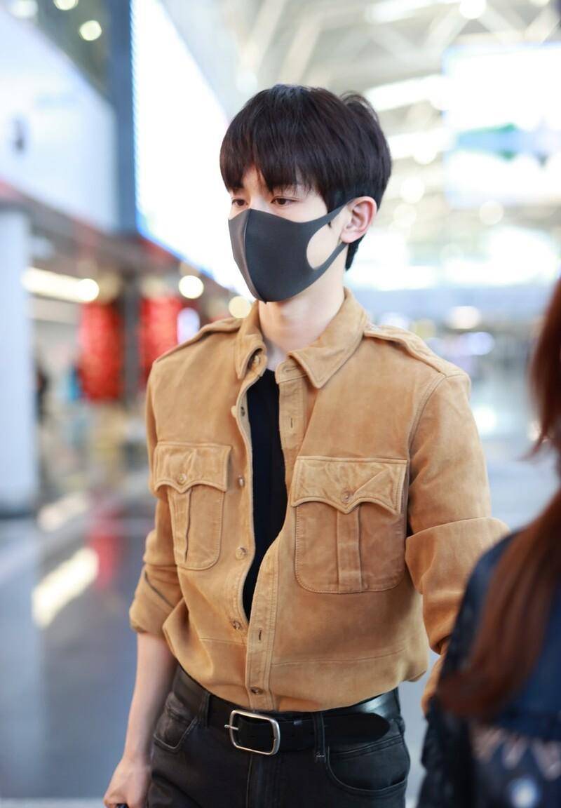 郭俊辰现身首都机场,身穿高档服装,大秀好身材,他真的是无敌又帅啊!