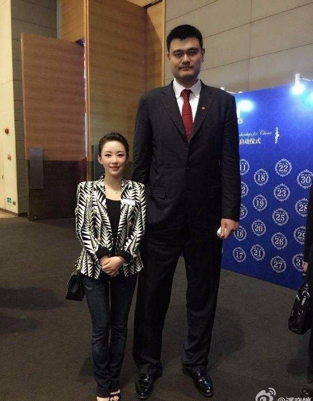 众男与"九球天后"潘晓婷合照,孙楠看直眼,韩寒最尴尬!