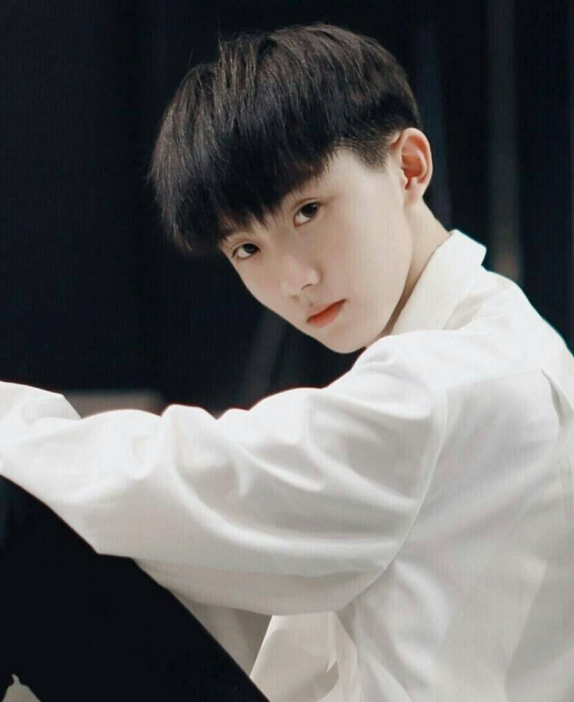 马嘉祺出生于2002年,今年才18岁,他是男子演唱组合时代少年团成员,他