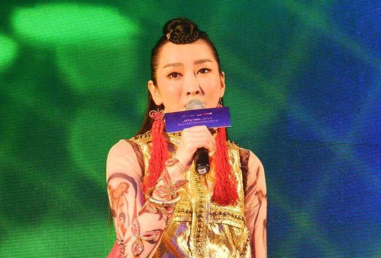 有种"整容"叫萨顶顶"卸妆","神婆"秒变女神,网友:这样早红了_舞台_示