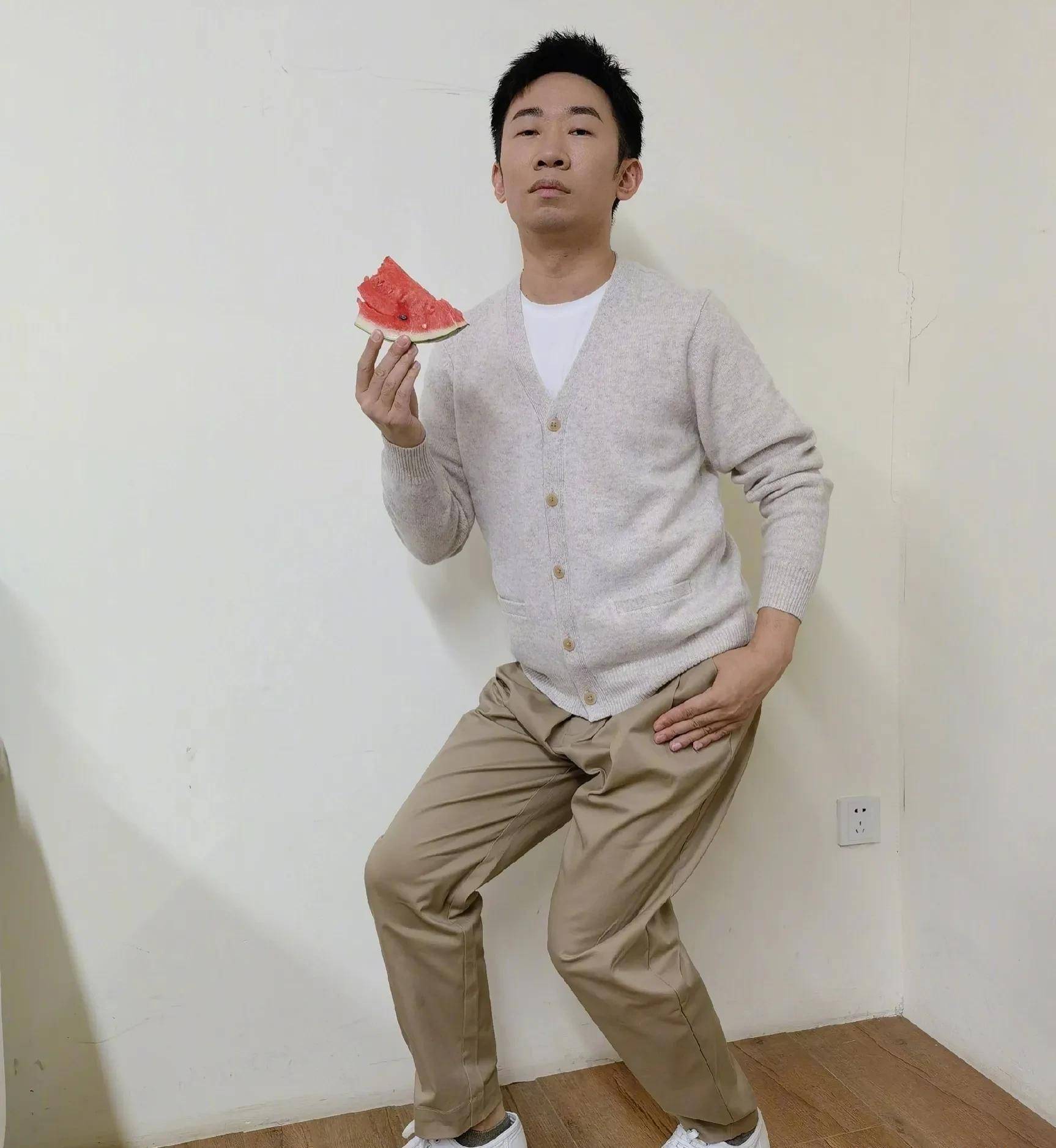 丁真的脸小得过分了吧[允悲]龚俊脸够小了,丁真
