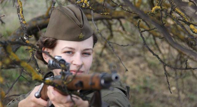 穿裙装的苏联女兵,战斗力不逊男兵,被俘后下场大多悲惨_战场_女性_苏