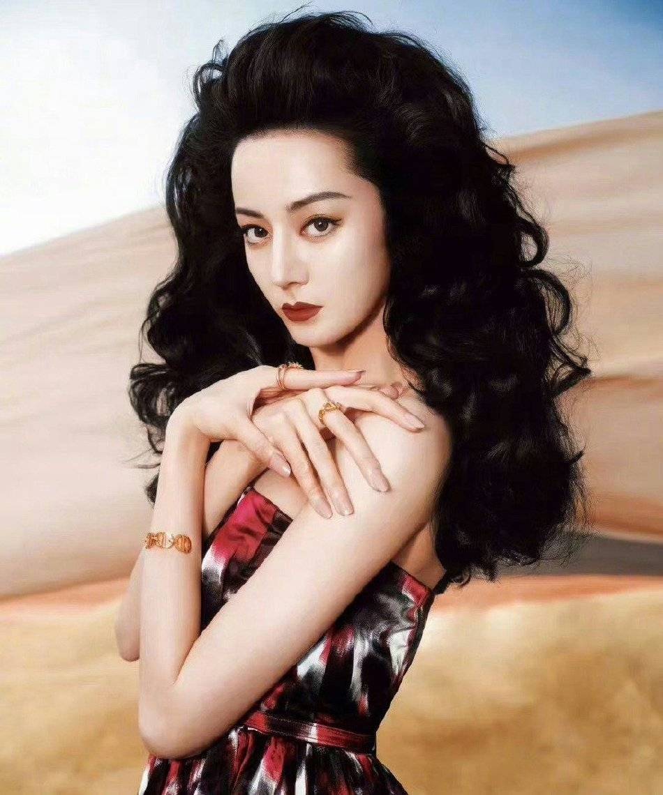 迪丽热巴最新杂志大片 雀斑妆粗麻花辫造型引热议_时尚_魅力_网友