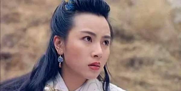 中当时的袁洁莹忙着自己的音乐事业,就辞掉了那一次出演赵敏的机会,让
