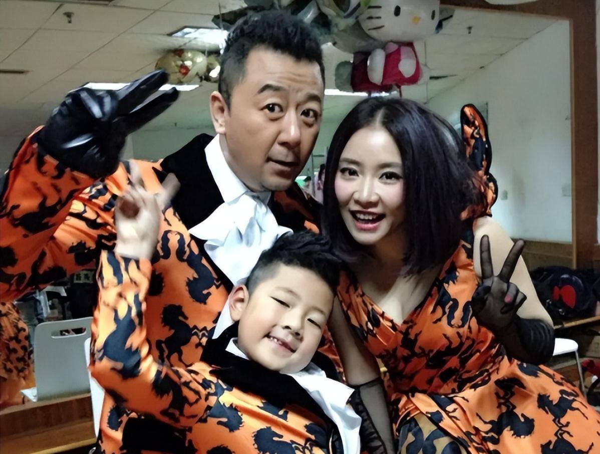 郭涛:娶了小17岁的圈外妻子,生下一子一女生活幸福_事业_代表作品