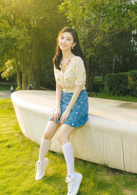 景甜穿西装凹造型,却因腿粗引热议,美女发福更有女人味_时尚_look_穿