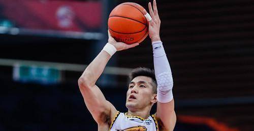 郭艾伦华丽蜕变,引领辽宁半场反超北控_梅奥_张震麟_防守