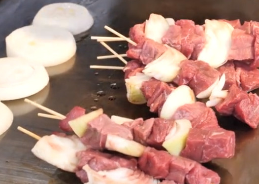 铁板洋葱烤肉串:洋葱味十足混合着肉香弥漫四周
