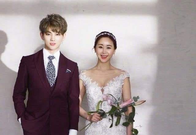 比咸素媛小18岁,因为这段恋情,被称为是恋爱,并且还说咸素媛是中国