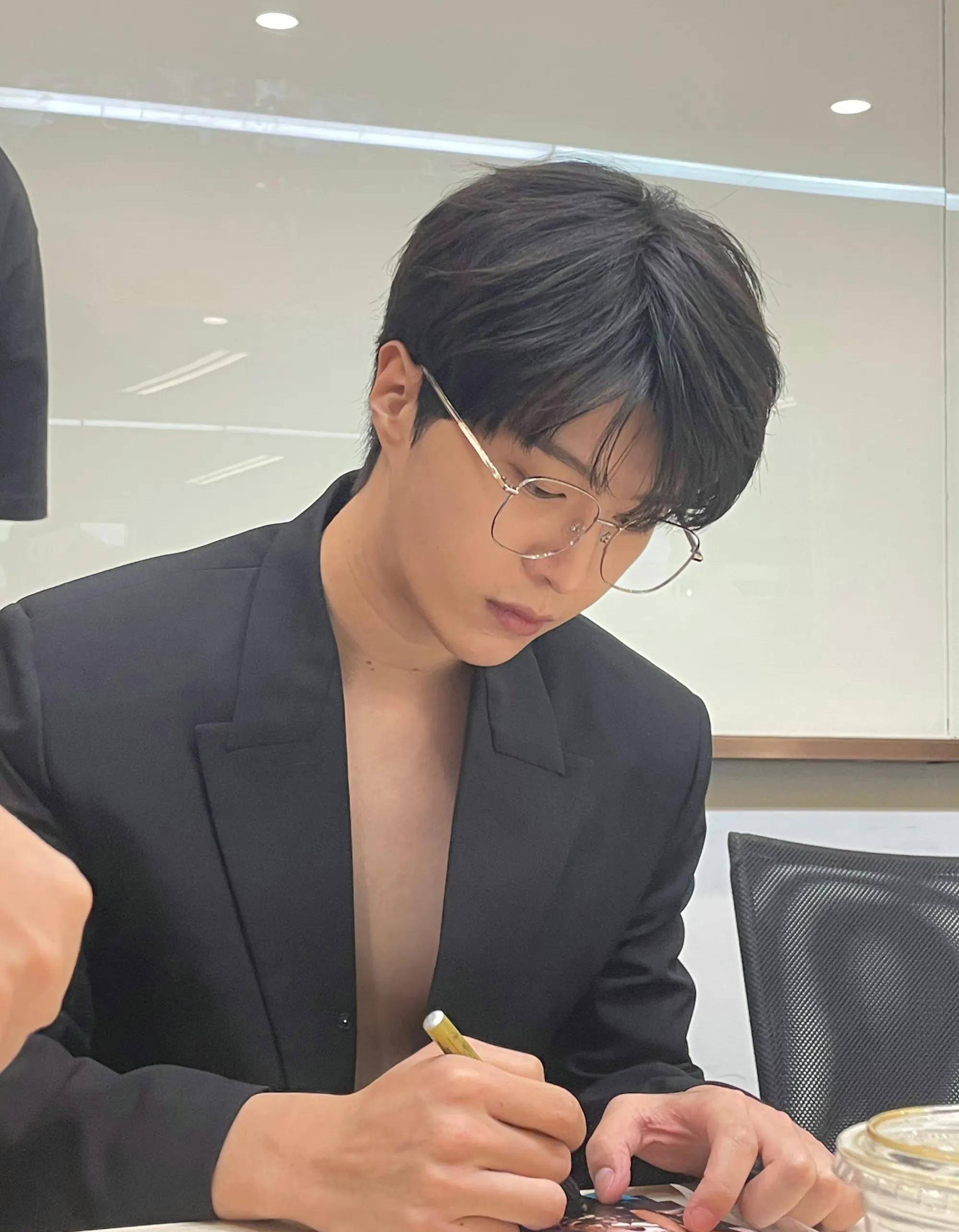 tfboys十周年演唱会过审 范丞丞时尚西装扫楼 邓超到鹿晗演唱会现场