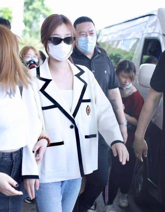 刘雨欣的装扮冷酷而潇洒;谢可寅黑色上衣出镜,腹肌展露无遗;许佳琪则