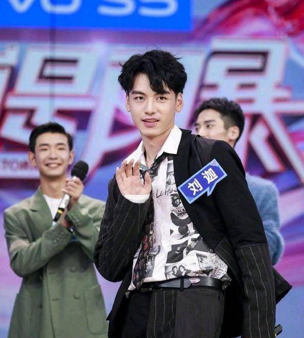 《披荆斩棘的哥哥》刘迦恋情曝光,两人相恋12年,女方大男方13岁_网友