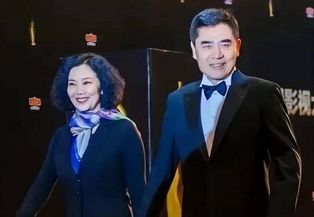 陈宝国罕见携妻子亮相,老婆气质高雅有艺术家范,穿红裙像阔太太_西装