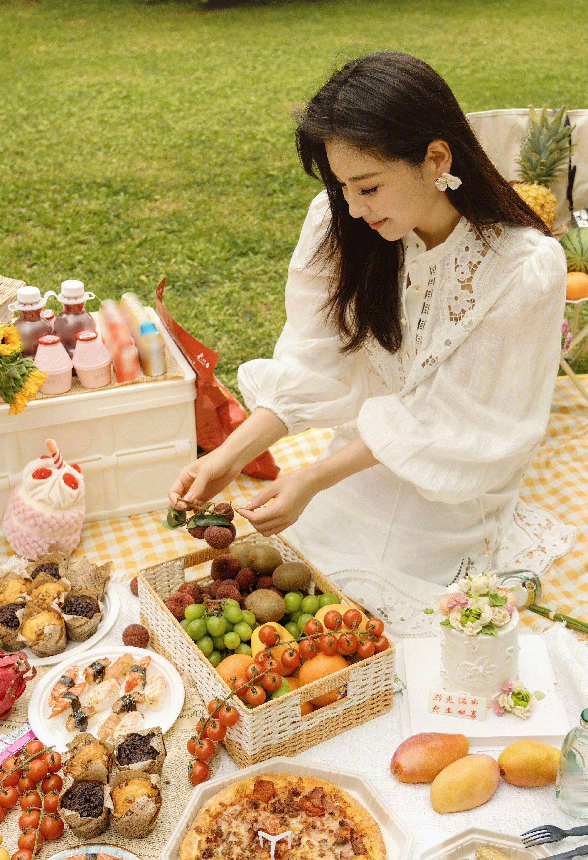 刘涛披肩长发白色套装户外野餐生活照_休闲_小白_牛仔裤