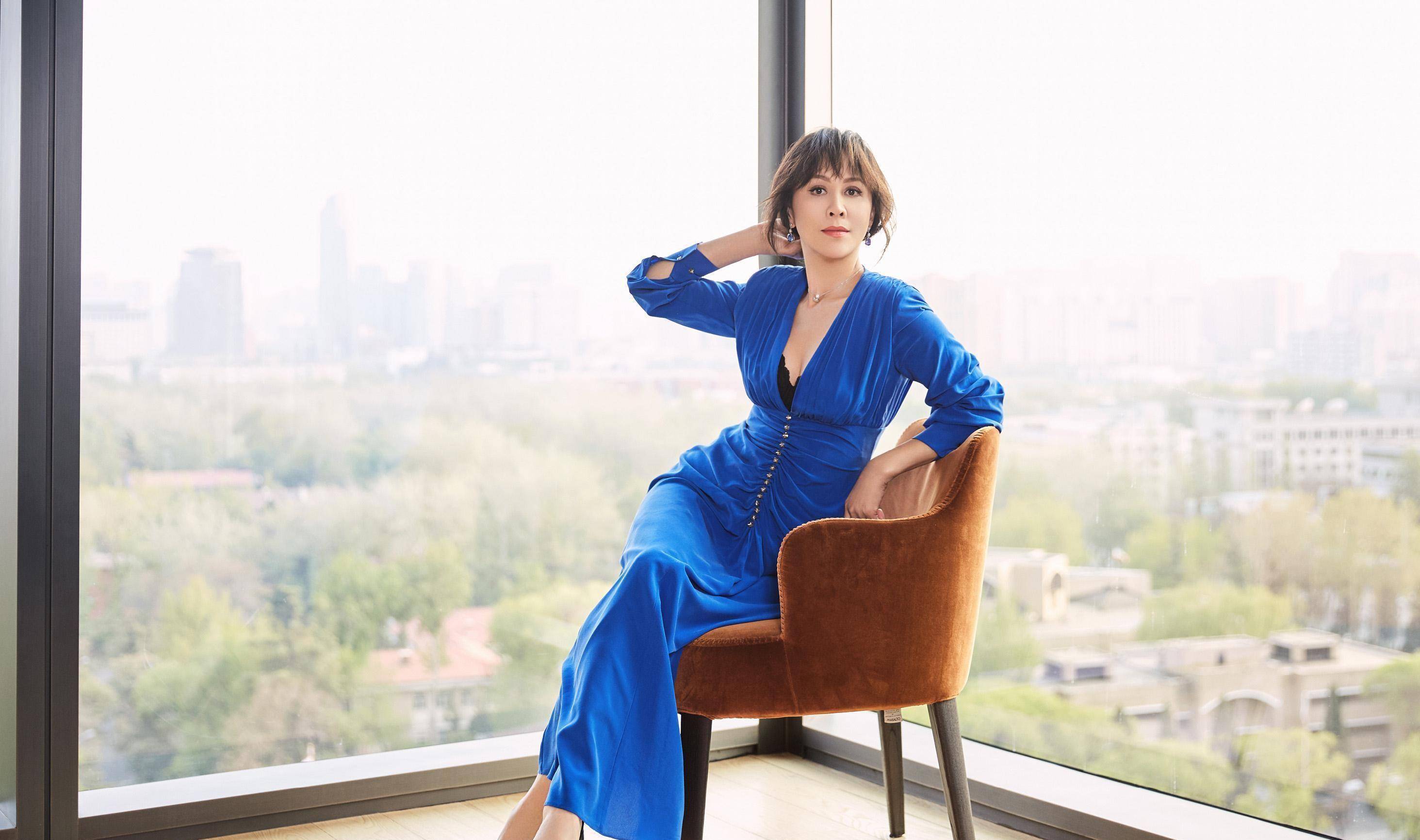 54岁刘嘉玲风韵犹存,蓝色长裙高调秀事业线,美得猜不出年龄_裁剪_气质