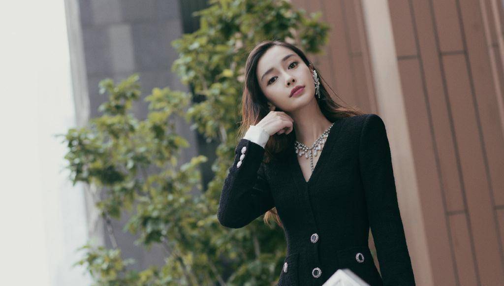 30岁angelababy现身见面会,低领裙配大耳环,比小3岁邓伦还年轻_造型