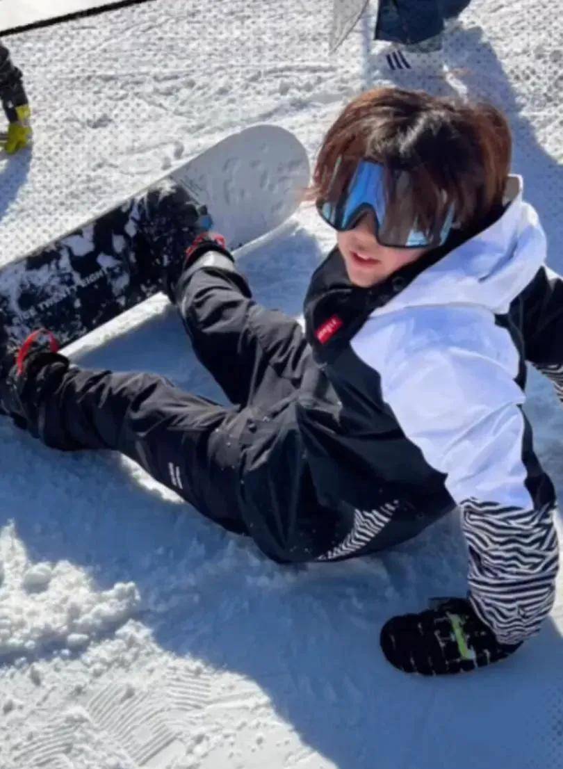 只不过这次没看到二儿子quintus的身影,也有可能是弟弟对滑雪的兴趣