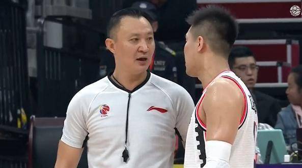 连续4次争议判罚,当红国手被驱逐出场_比赛_孙明徽_辽宁男篮