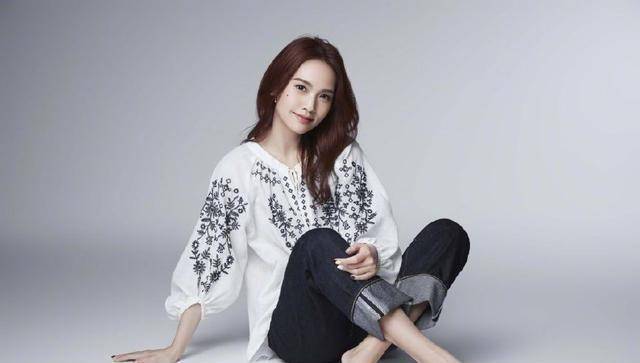 34岁的杨丞琳身穿粉色t恤庆生,逆龄生长,网友:娃娃脸穿啥都美_造型