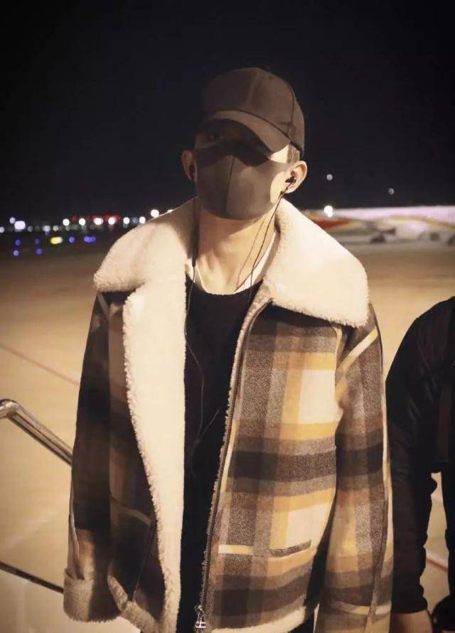 tfboys出发准备跨年,王俊凯这次跟王源和易烊千玺没默契了?