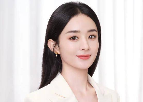 34岁赵丽颖拍时尚大片,p图太过比例失调,网友直呼认不出_照片_杂志