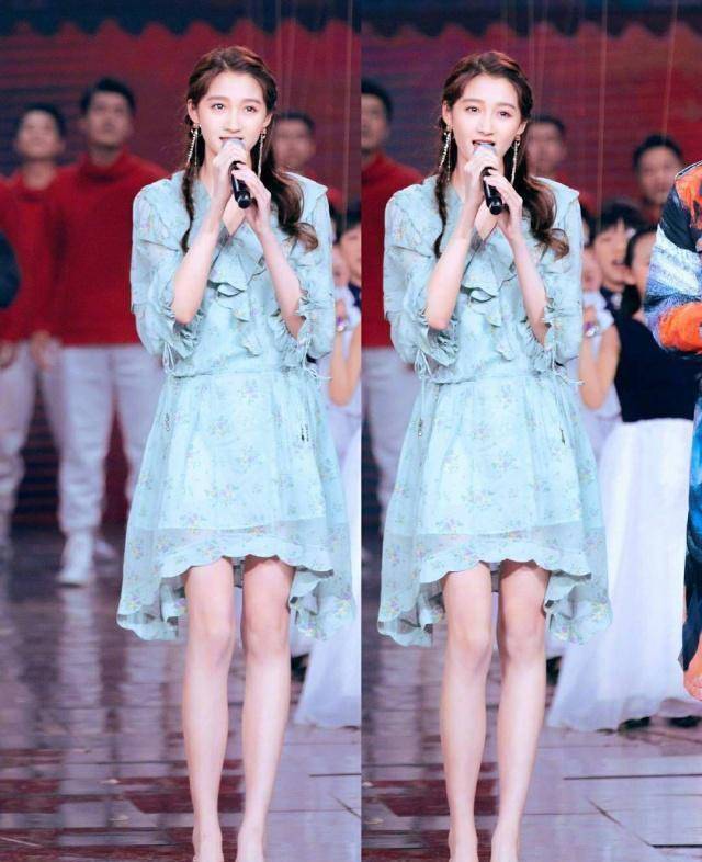 92年杨紫97年关晓彤同框,一个甜美俏皮一个端庄优雅,像同龄人_少女